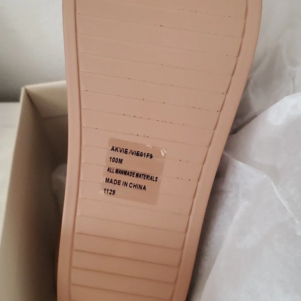 Anne Klein Tan Sandals - 9.5 - Picture 8 of 8